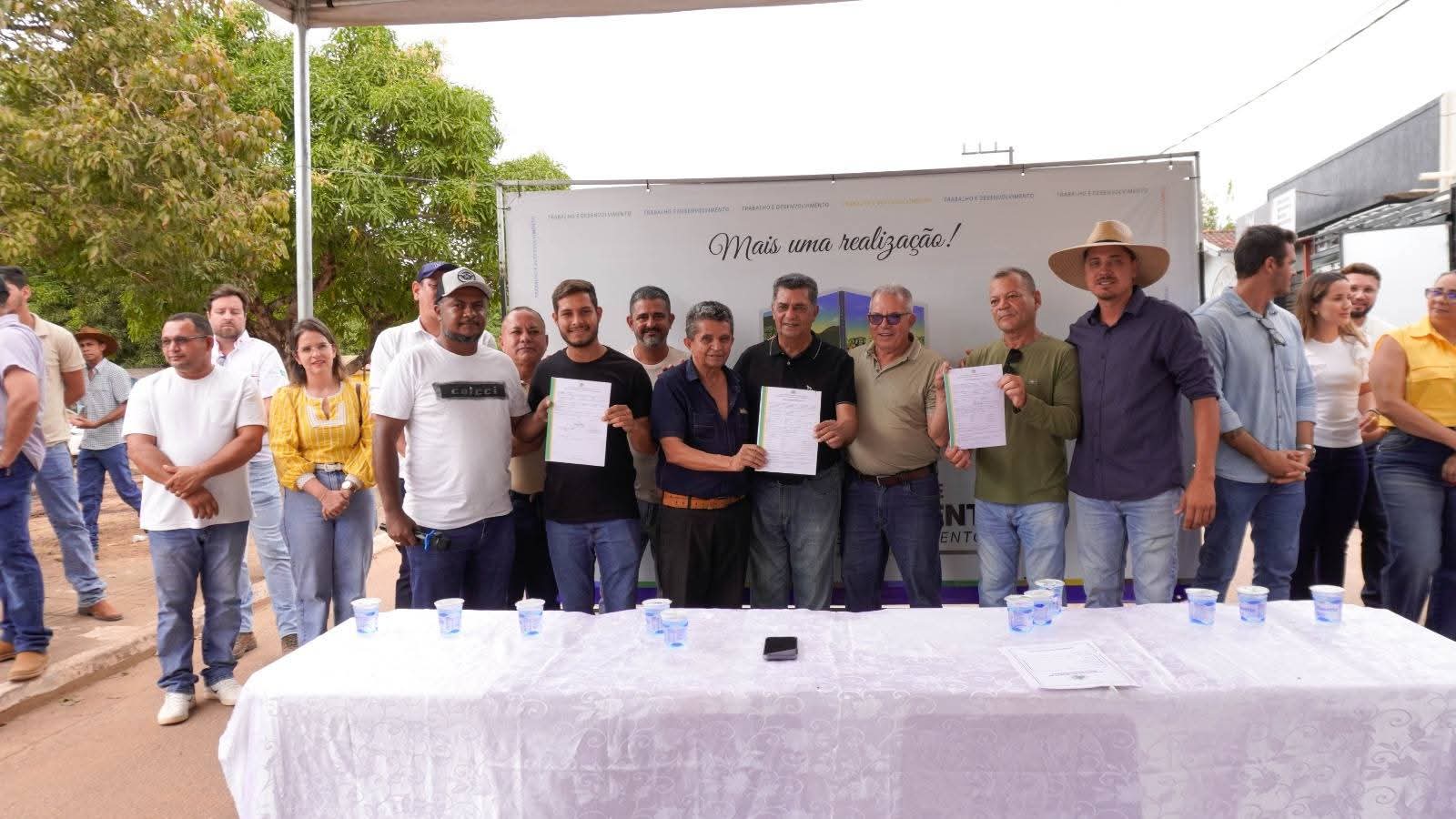 GESTÃO VALDIR LEMES ENTREGA TÍTULOS URBANOS NO DISTRITO DE MARACAJÁ