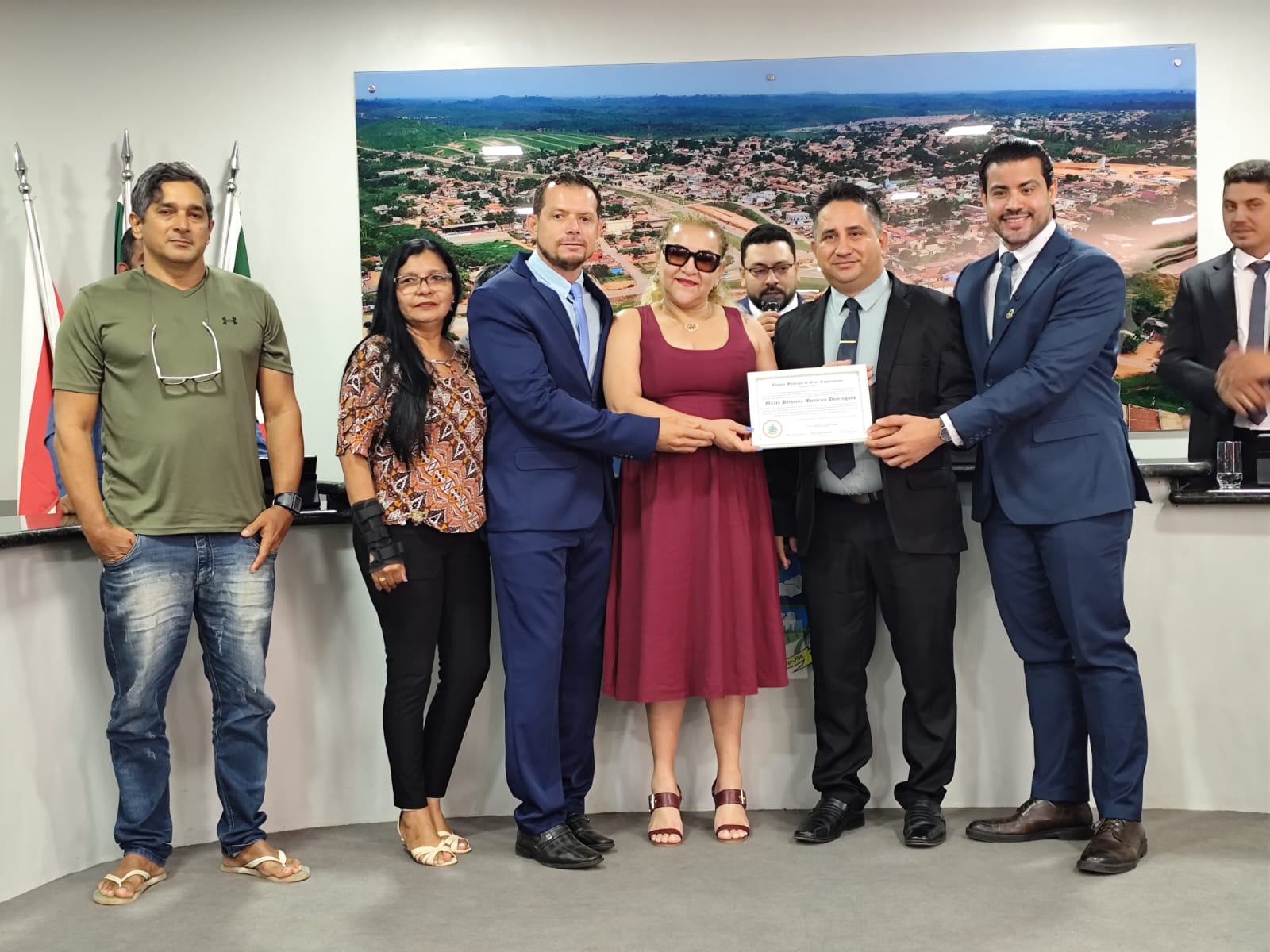NOVO REPARTIMENTO: CÂMARA ENTREGA MOÇÃO DE RECONHECIMENTO E APLAUSOS Á COORDENADORA DA CASA DE APOIO EM BELÉM, SRA. MARIA BETHANIA