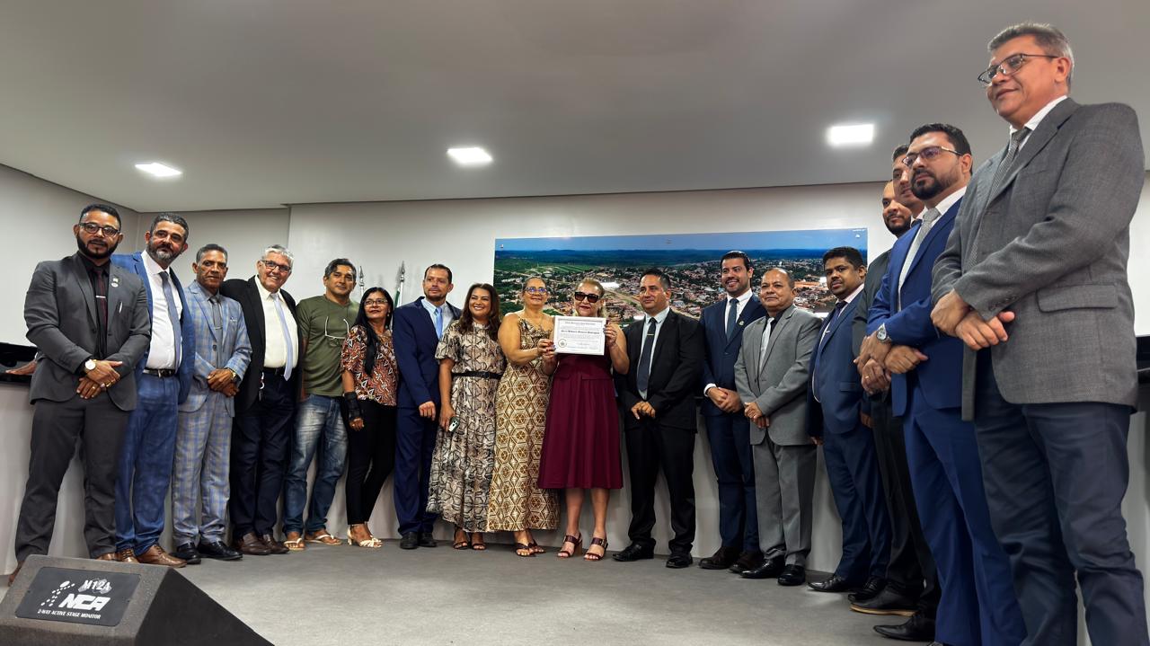 NOVO REPARTIMENTO: CÂMARA ENTREGA MOÇÃO DE RECONHECIMENTO E APLAUSOS Á COORDENADORA DA CASA DE APOIO EM BELÉM, SRA. MARIA BETHANIA